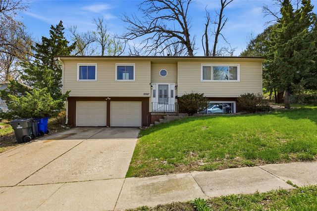 2067 Knollshire Road NE, Cedar Rapids, IA 52402