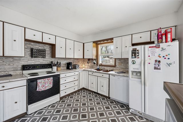 2067 Knollshire Road NE, Cedar Rapids, IA 52402