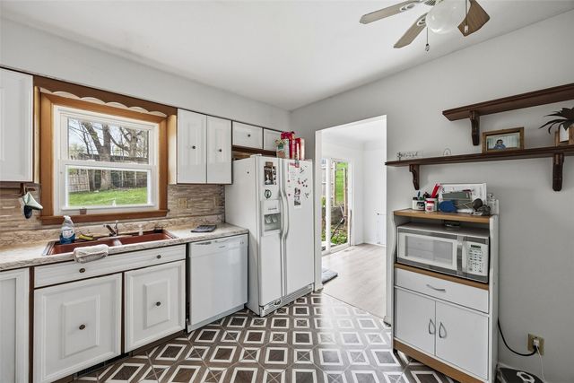 2067 Knollshire Road NE, Cedar Rapids, IA 52402