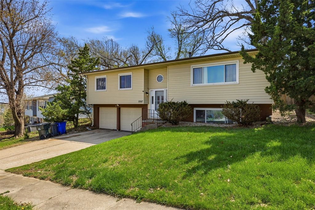 2067 Knollshire Road NE, Cedar Rapids, IA 52402
