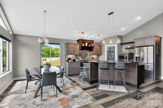 141 Round Top Circle, Mills River, NC 28759