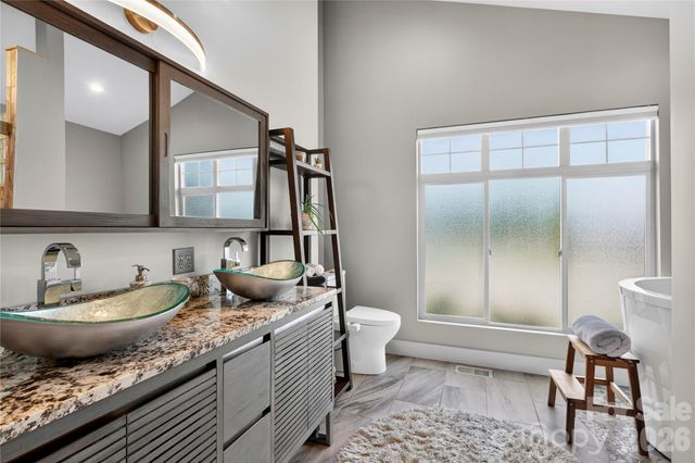 141 Round Top Circle, Mills River, NC 28759