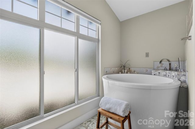 141 Round Top Circle, Mills River, NC 28759