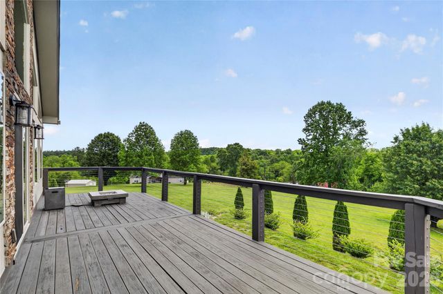 141 Round Top Circle, Mills River, NC 28759