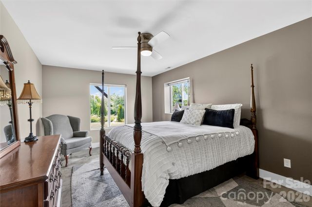 141 Round Top Circle, Mills River, NC 28759