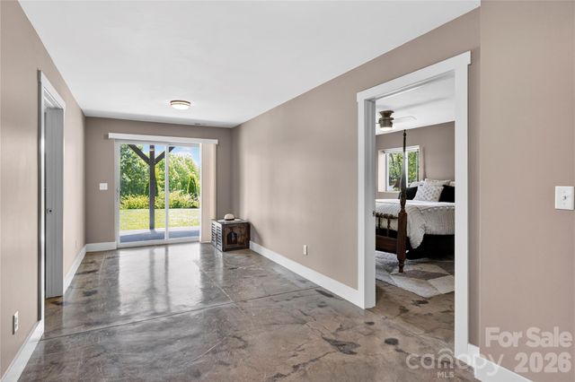 141 Round Top Circle, Mills River, NC 28759