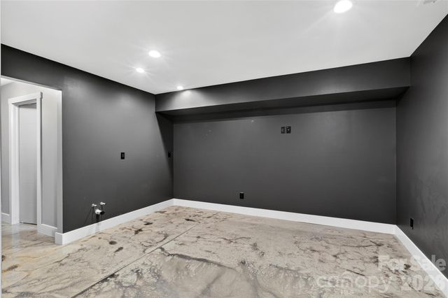 141 Round Top Circle, Mills River, NC 28759