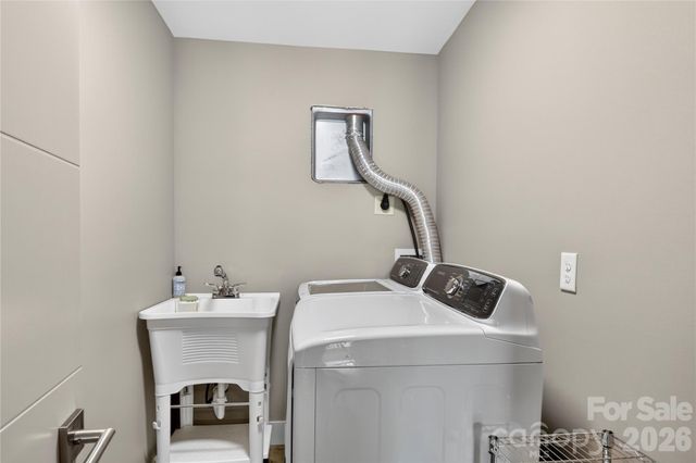 141 Round Top Circle, Mills River, NC 28759