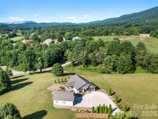 141 Round Top Circle, Mills River, NC 28759