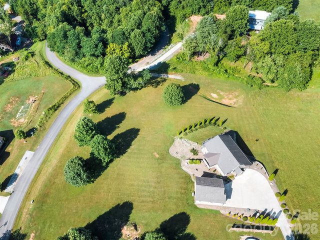 141 Round Top Circle, Mills River, NC 28759
