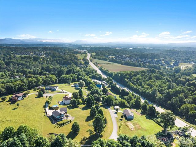 141 Round Top Circle, Mills River, NC 28759