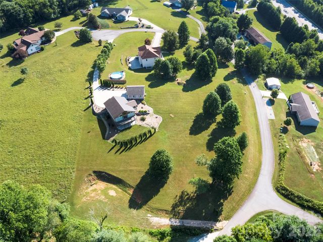 141 Round Top Circle, Mills River, NC 28759