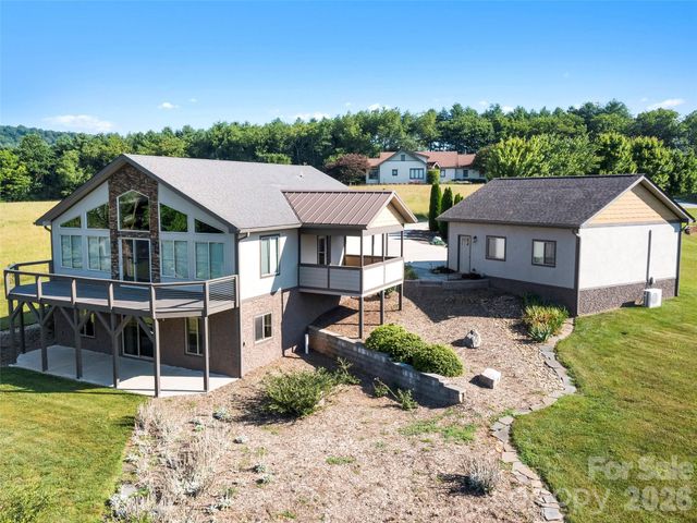 141 Round Top Circle, Mills River, NC 28759