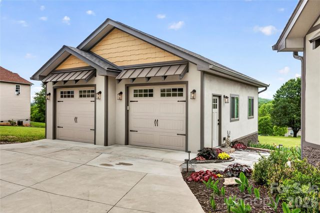 141 Round Top Circle, Mills River, NC 28759