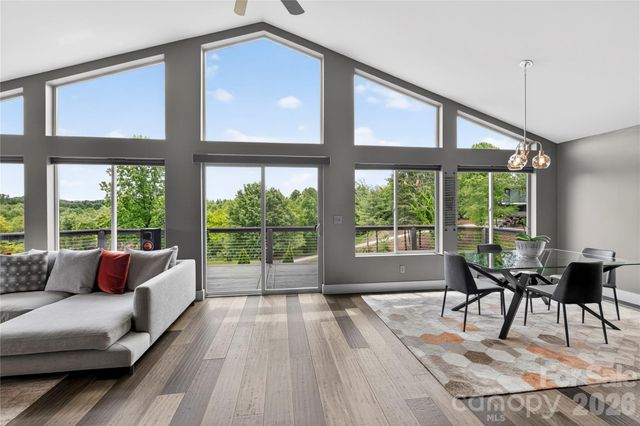 141 Round Top Circle, Mills River, NC 28759