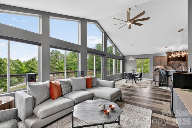 141 Round Top Circle, Mills River, NC 28759