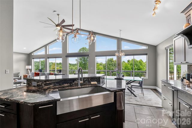 141 Round Top Circle, Mills River, NC 28759