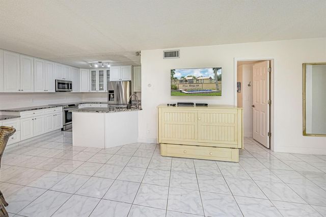 311 Pine Ridge Circle B-1, Greenacres, FL 33463