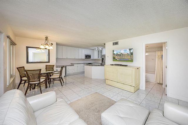 311 Pine Ridge Circle B-1, Greenacres, FL 33463