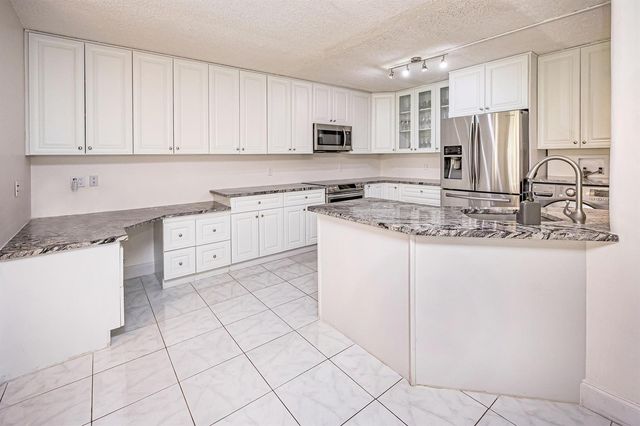311 Pine Ridge Circle B-1, Greenacres, FL 33463