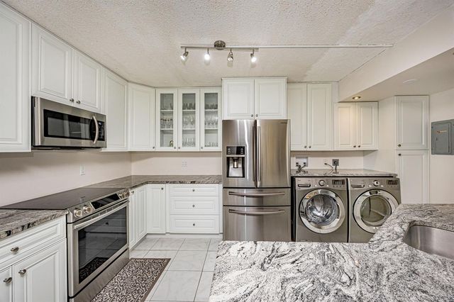 311 Pine Ridge Circle B-1, Greenacres, FL 33463
