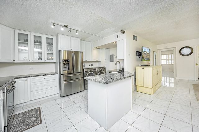 311 Pine Ridge Circle B-1, Greenacres, FL 33463