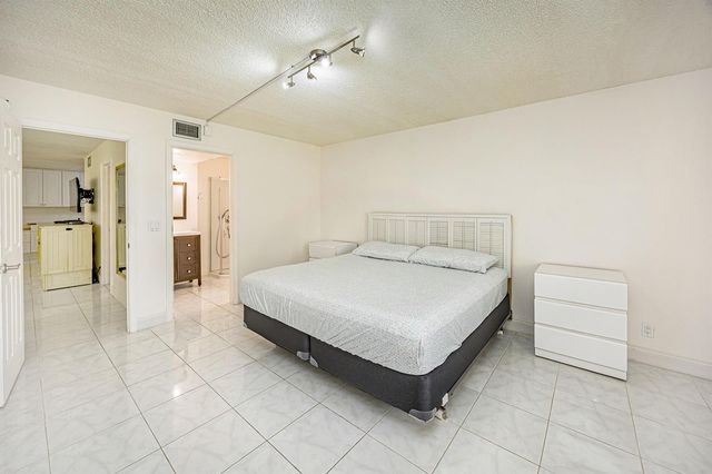 311 Pine Ridge Circle B-1, Greenacres, FL 33463