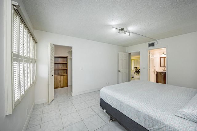 311 Pine Ridge Circle B-1, Greenacres, FL 33463