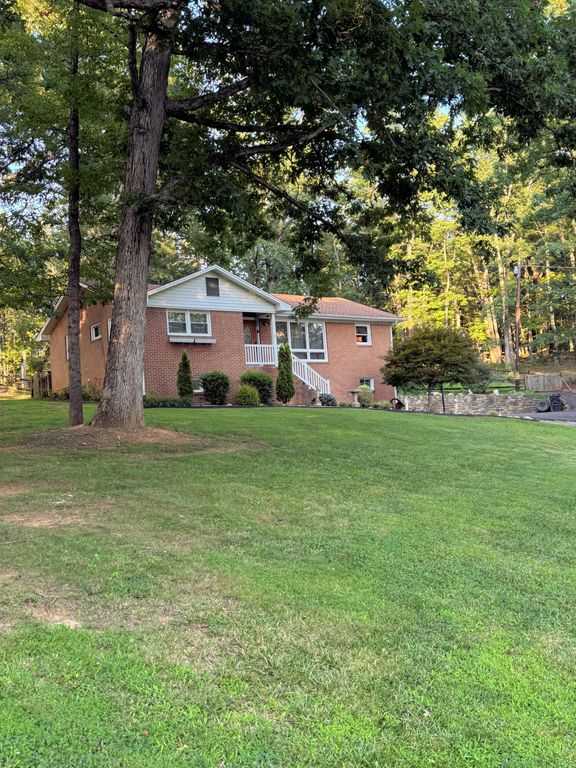 136 Sherwood DR, Blue Ridge, VA 24064