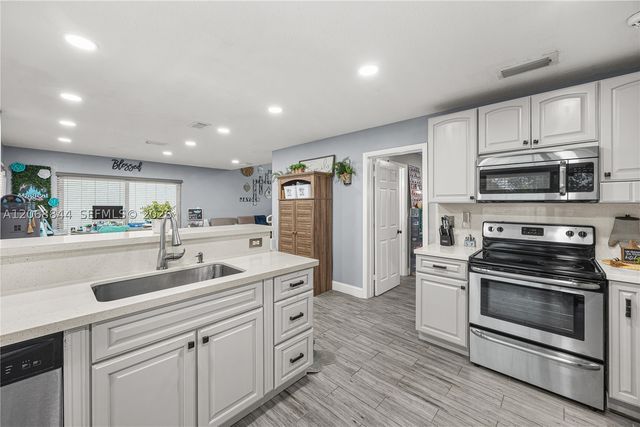 7216 SW 44th Ct, Davie, FL 33314