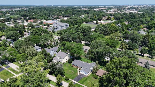 325 E Hawthorne Boulevard, Wheaton, IL 60187