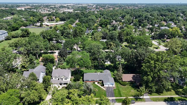 325 E Hawthorne Boulevard, Wheaton, IL 60187