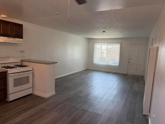 1718 24 Crofton Ln, Escondido, CA 92027