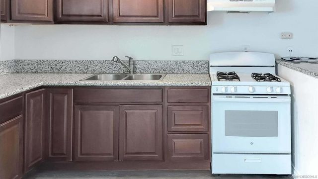 1718 24 Crofton Ln, Escondido, CA 92027