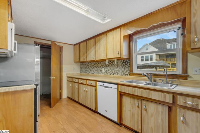 160 J Street, Greer, SC 29651