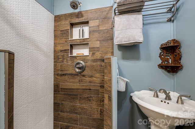 29 Walnut Street, Hot Springs, NC 28743