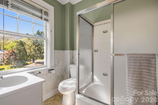 29 Walnut Street, Hot Springs, NC 28743