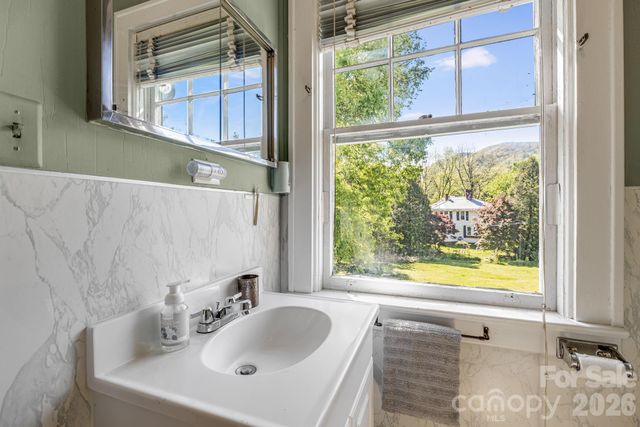 29 Walnut Street, Hot Springs, NC 28743