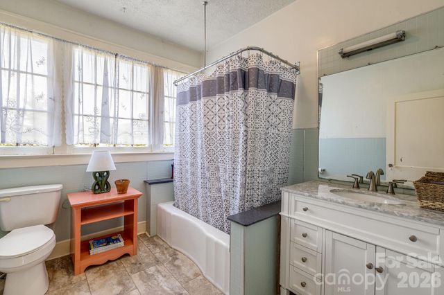 29 Walnut Street, Hot Springs, NC 28743