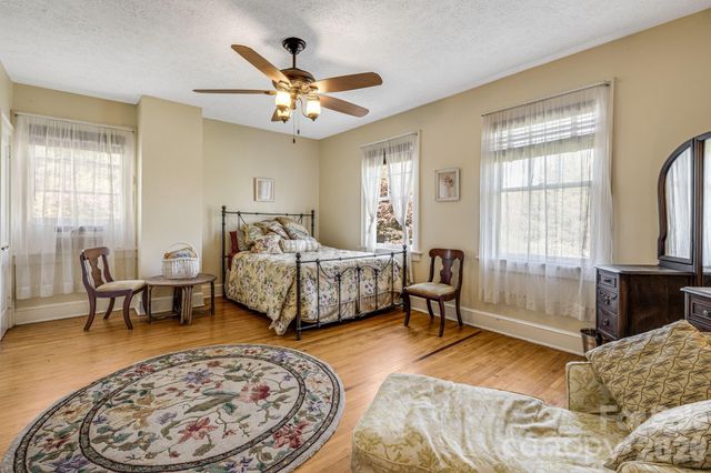 29 Walnut Street, Hot Springs, NC 28743