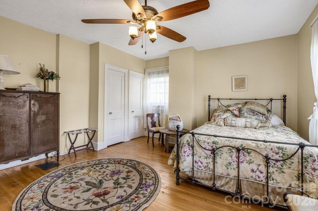 29 Walnut Street, Hot Springs, NC 28743