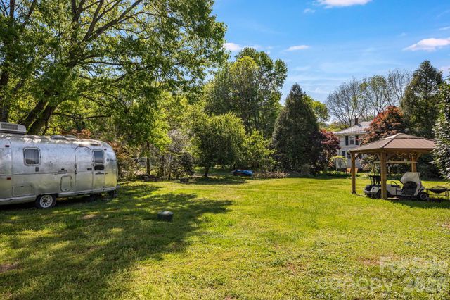 29 Walnut Street, Hot Springs, NC 28743