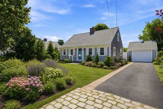 35 Walnut St, Barnstable, MA 02601