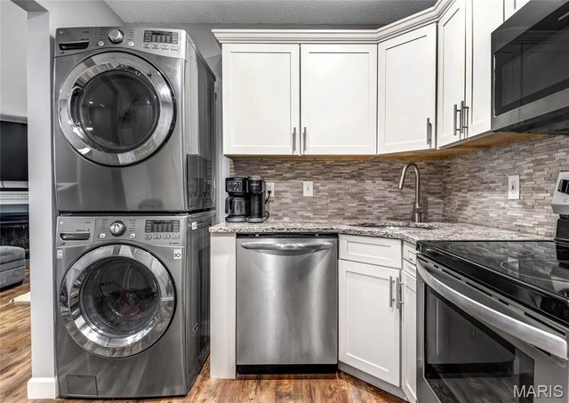 9155 N Swan Circle, St Louis, MO 63144