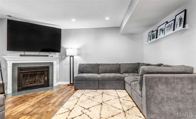 9155 N Swan Circle, St Louis, MO 63144