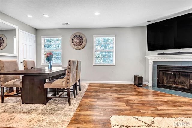 9155 N Swan Circle, St Louis, MO 63144