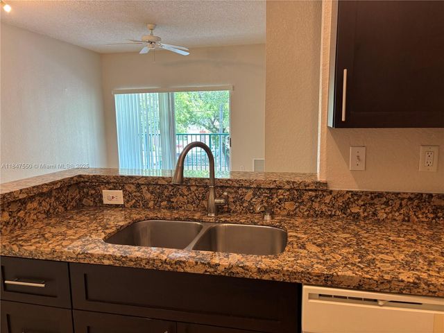 6001 SW 70th St 255, South Miami, FL 33143