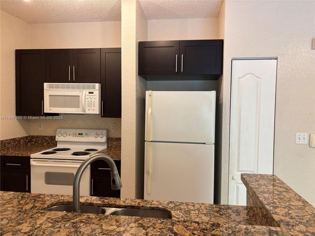 6001 SW 70th St 255, South Miami, FL 33143
