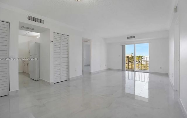 8260 SW 210th St 302, Cutler Bay, FL 33189