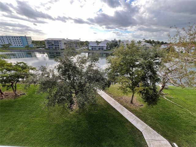 8260 SW 210th St 302, Cutler Bay, FL 33189
